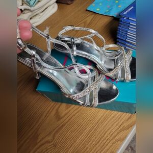 Lena Luisa Womens Slingback Silver Party Shoe 2" Heal Good Condition